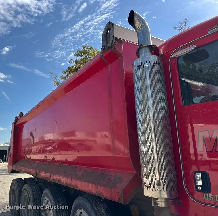 image for item YA1223 2006 Peterbilt 378 dump truck