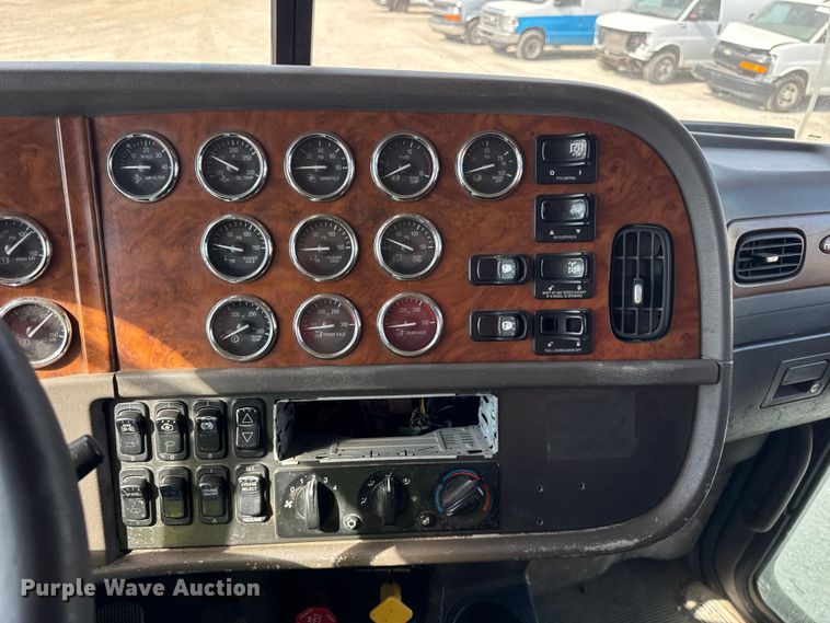 image for item YA1223 2006 Peterbilt 378 dump truck