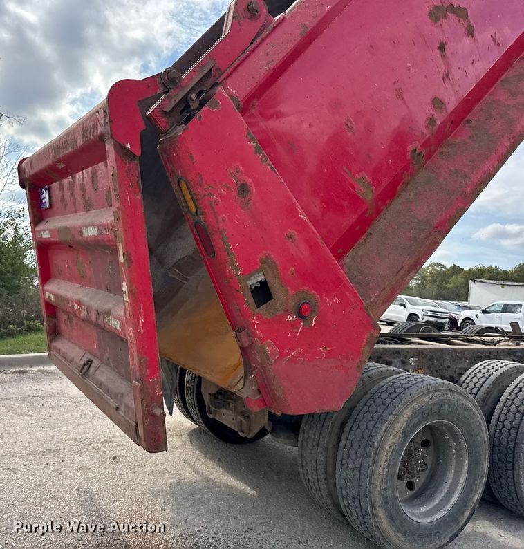 image for item YA1223 2006 Peterbilt 378 dump truck