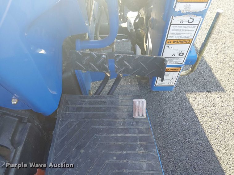 image for item DJ7860 New Holland TC30 MFWD tractor