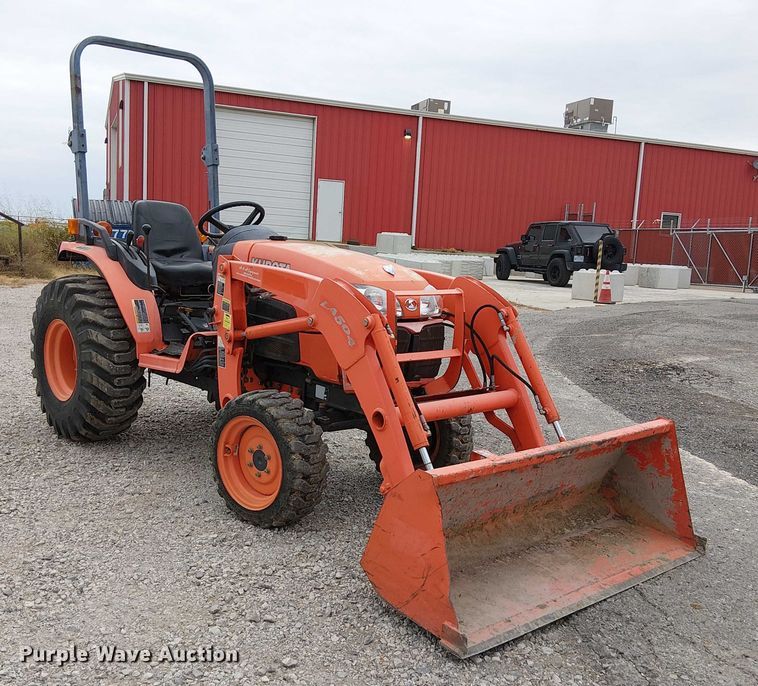 image for item DJ7869 Kubota B3200HSD MFWD tractor