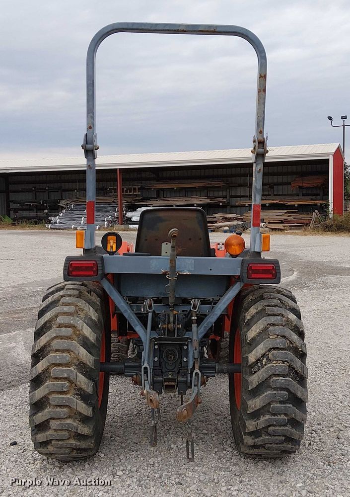 image for item DJ7869 Kubota B3200HSD MFWD tractor