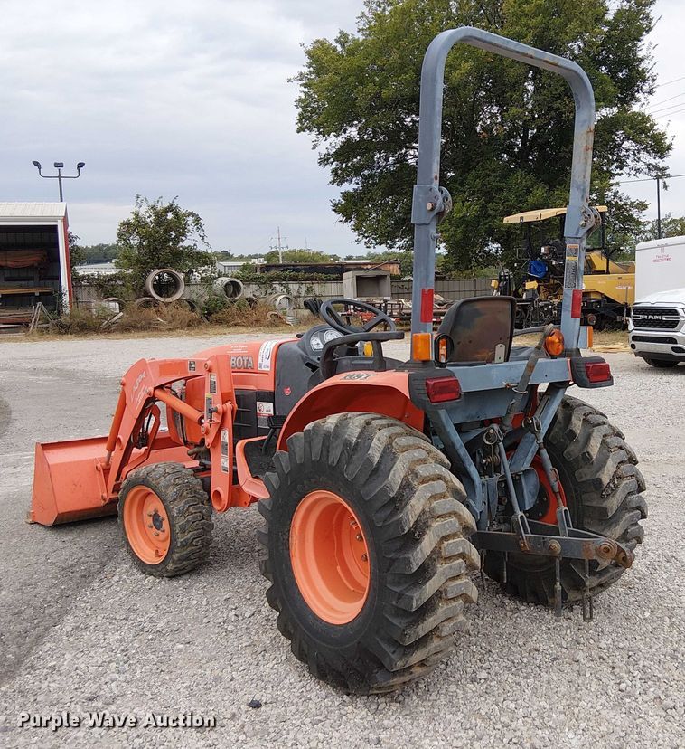 image for item DJ7869 Kubota B3200HSD MFWD tractor
