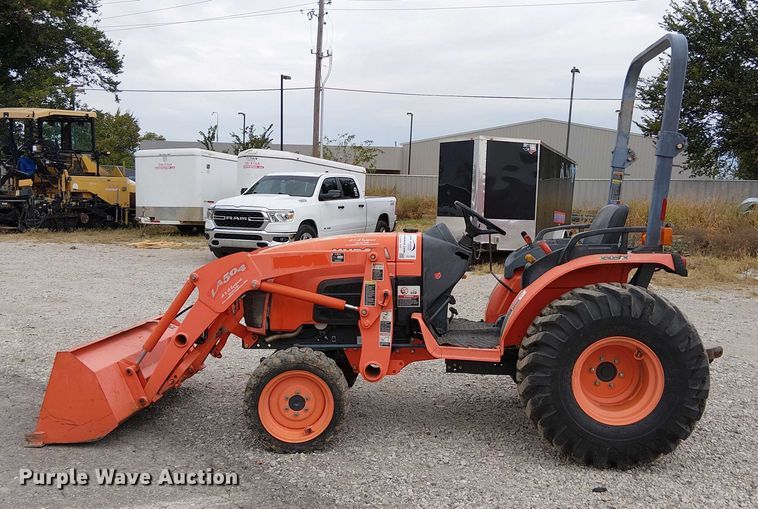 image for item DJ7869 Kubota B3200HSD MFWD tractor