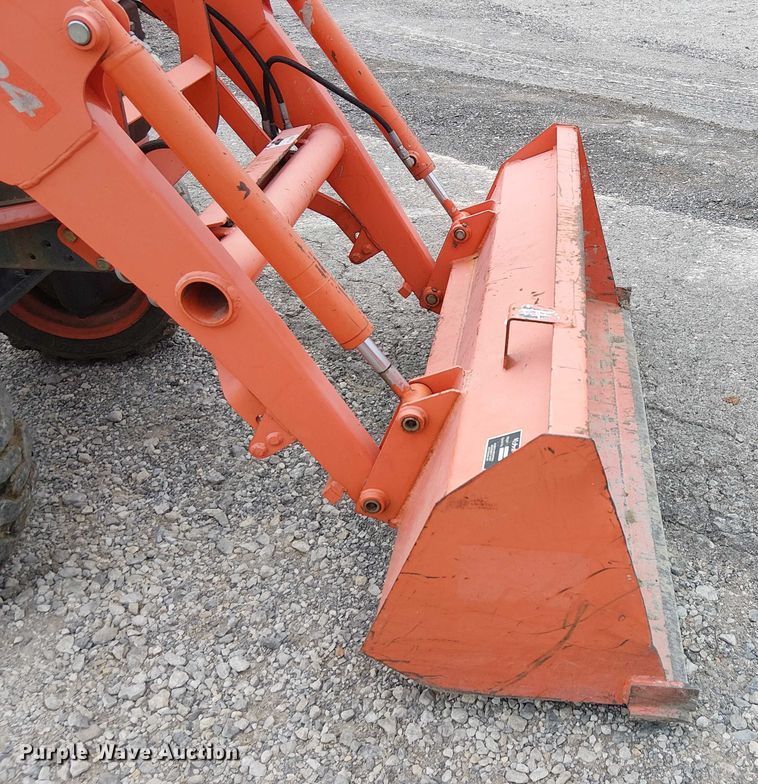 image for item DJ7869 Kubota B3200HSD MFWD tractor