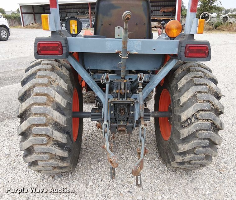 image for item DJ7869 Kubota B3200HSD MFWD tractor