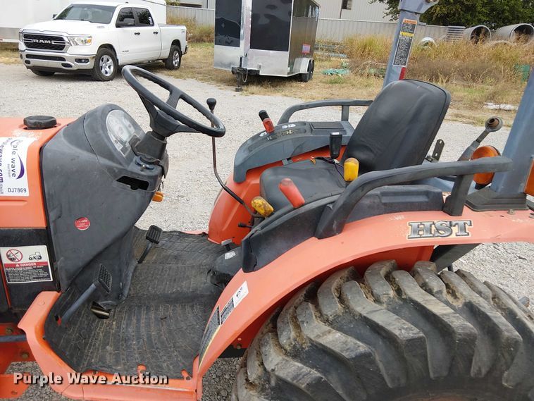 image for item DJ7869 Kubota B3200HSD MFWD tractor