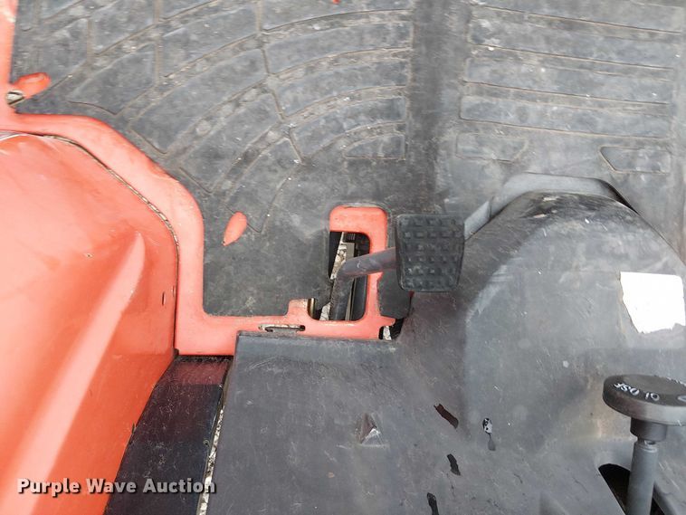 image for item DJ7869 Kubota B3200HSD MFWD tractor