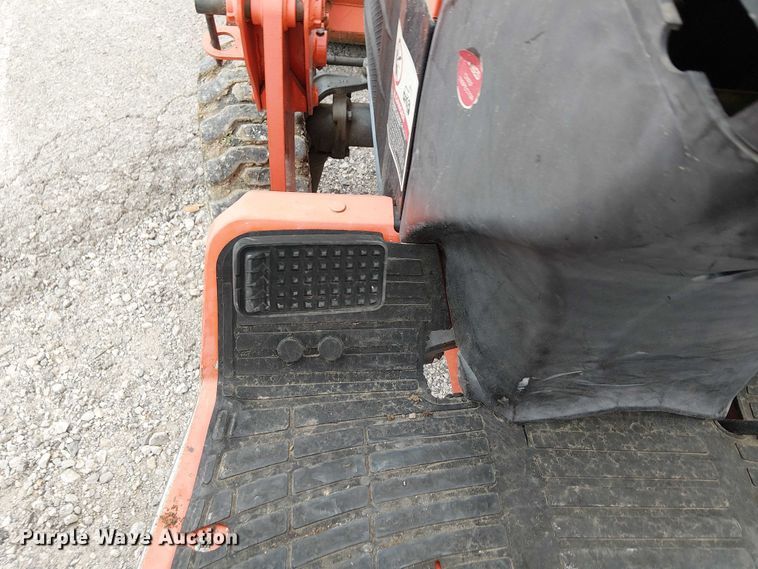 image for item DJ7869 Kubota B3200HSD MFWD tractor