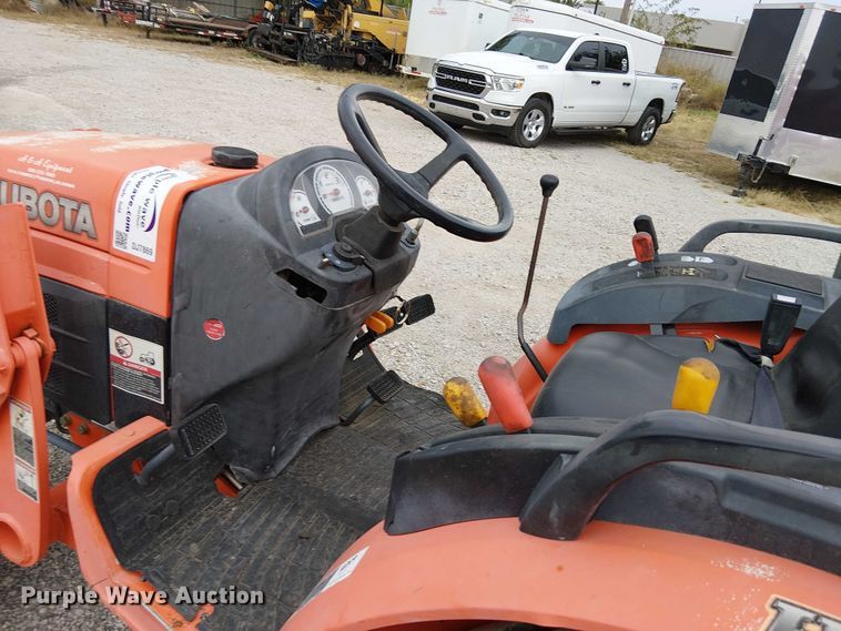 image for item DJ7869 Kubota B3200HSD MFWD tractor