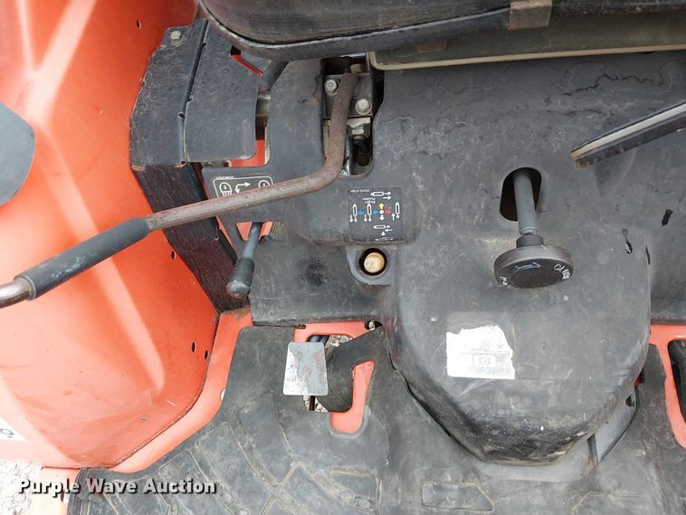 image for item DJ7869 Kubota B3200HSD MFWD tractor