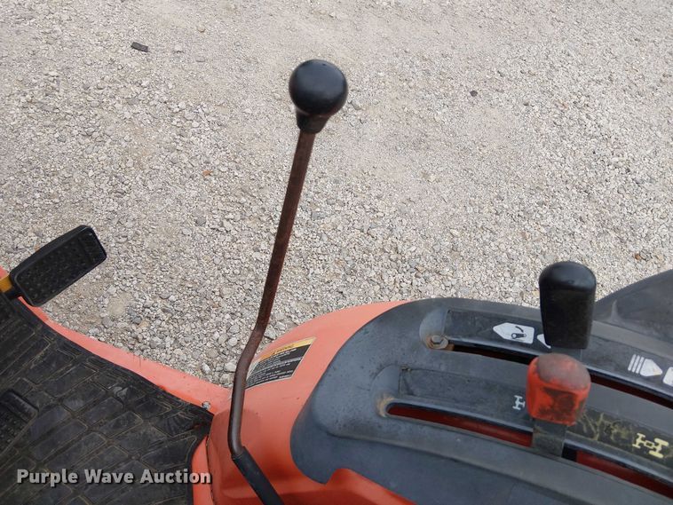 image for item DJ7869 Kubota B3200HSD MFWD tractor