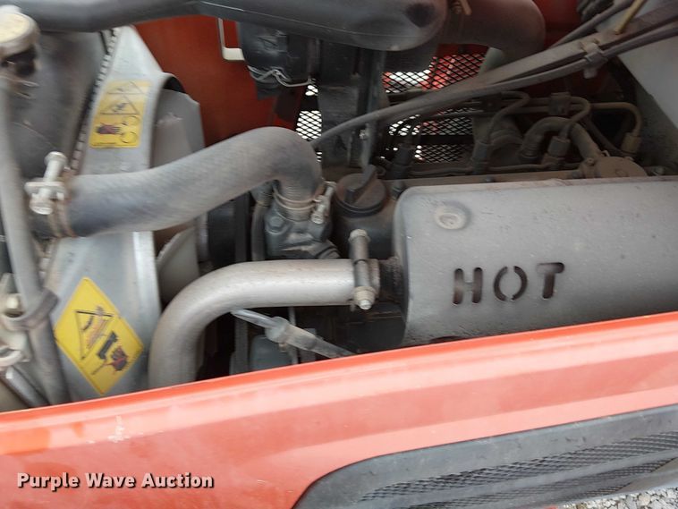 image for item DJ7869 Kubota B3200HSD MFWD tractor