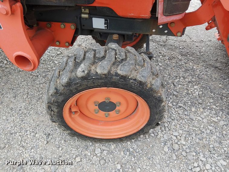 image for item DJ7869 Kubota B3200HSD MFWD tractor