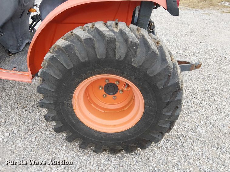image for item DJ7869 Kubota B3200HSD MFWD tractor