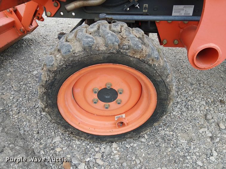 image for item DJ7869 Kubota B3200HSD MFWD tractor