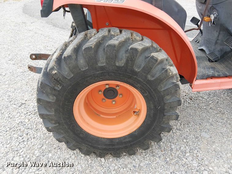 image for item DJ7869 Kubota B3200HSD MFWD tractor