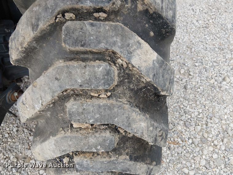 image for item DJ7869 Kubota B3200HSD MFWD tractor