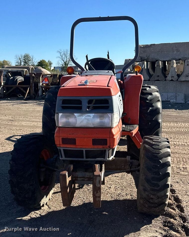 image for item DW4303 1994 Kubota L2900GST HFWD tractor