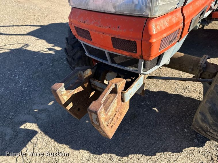 image for item DW4303 1994 Kubota L2900GST HFWD tractor