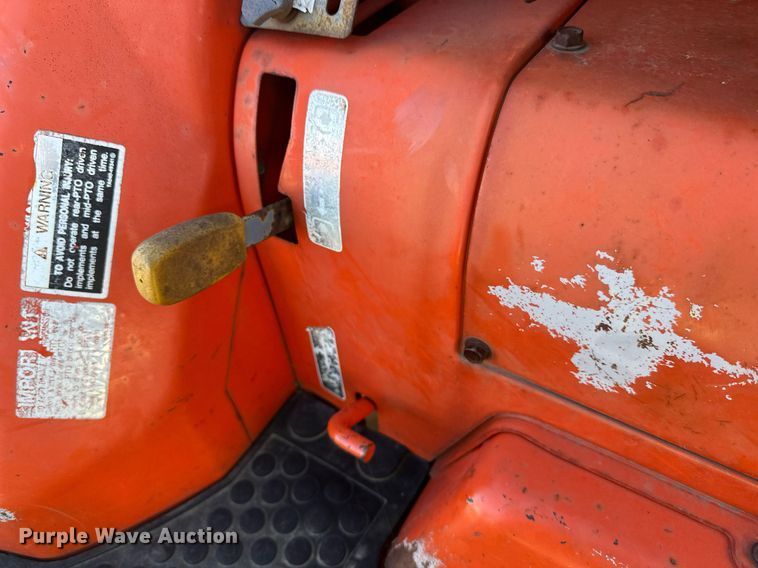 image for item DW4303 1994 Kubota L2900GST HFWD tractor
