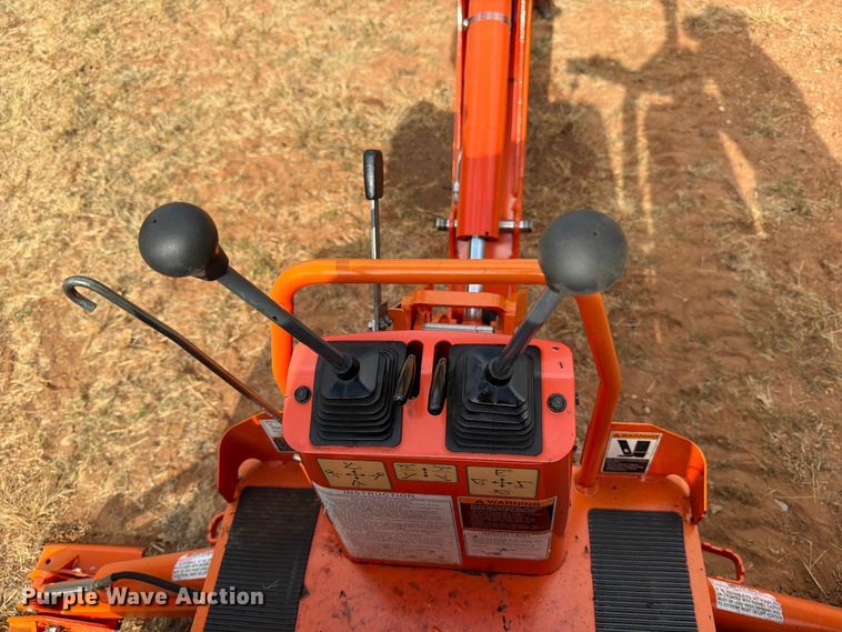 image for item DX5850 Kubota L2501D MFWD tractor