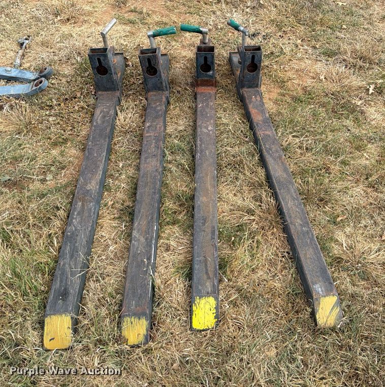 image for item DX5850 Kubota L2501D MFWD tractor