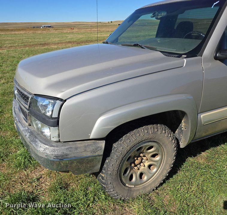 image for item DY1341 2006 Chevrolet Silverado 1500 pickup truck