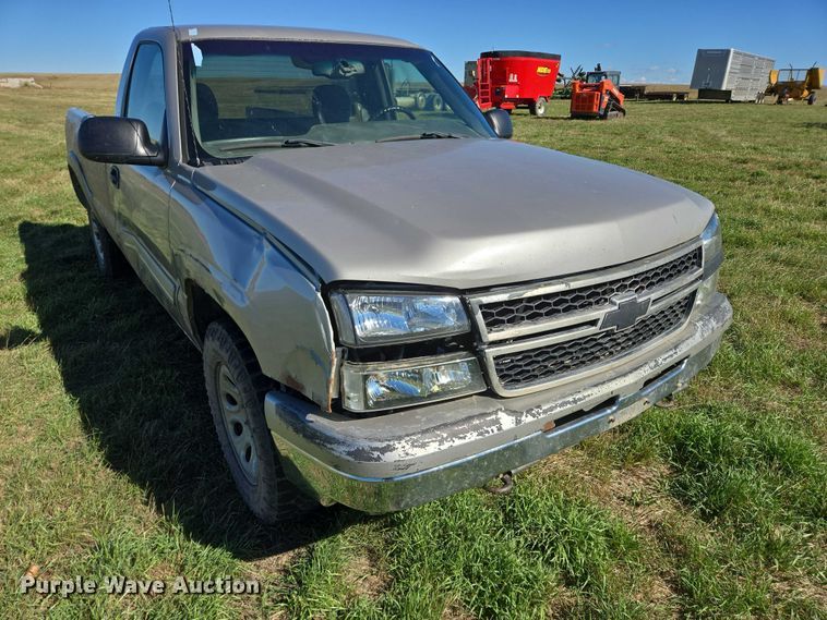 image for item DY1341 2006 Chevrolet Silverado 1500 pickup truck