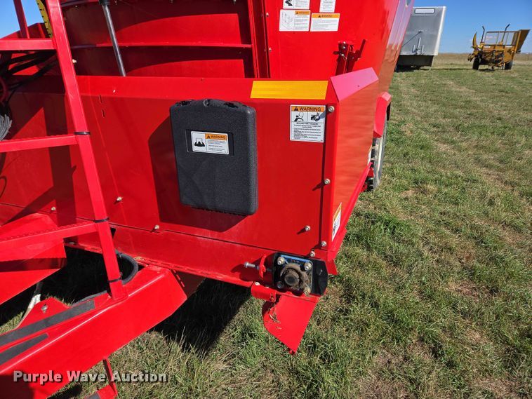 image for item DY1343 2022 NDE Co U700D feed grinder/mixer