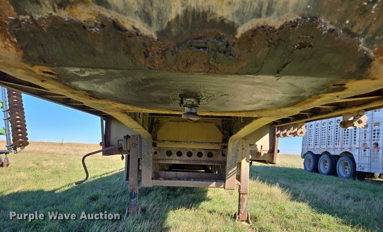 image for item DY1345 2000 Trail King LSC Series drop deck trailer