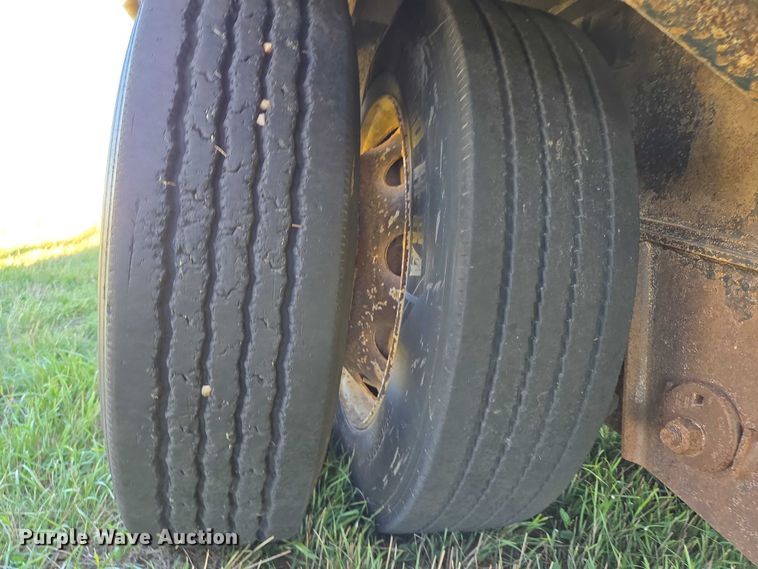 image for item DY1345 2000 Trail King LSC Series drop deck trailer