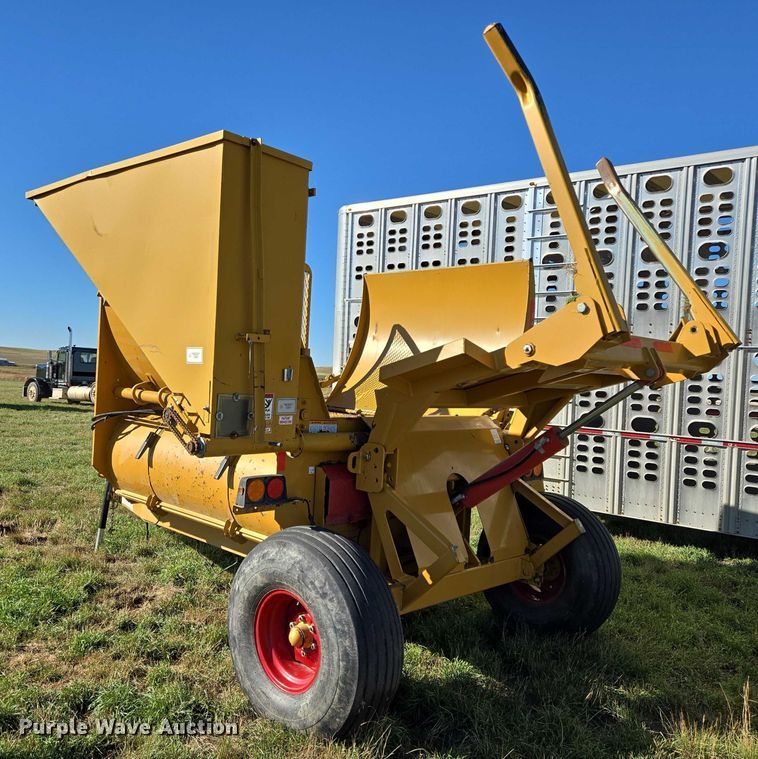 image for item DY1347 Haybuster 2660 bale processor
