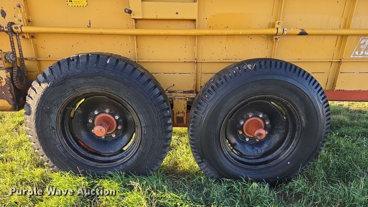 image for item DY1350 Knight 350 manure spreader