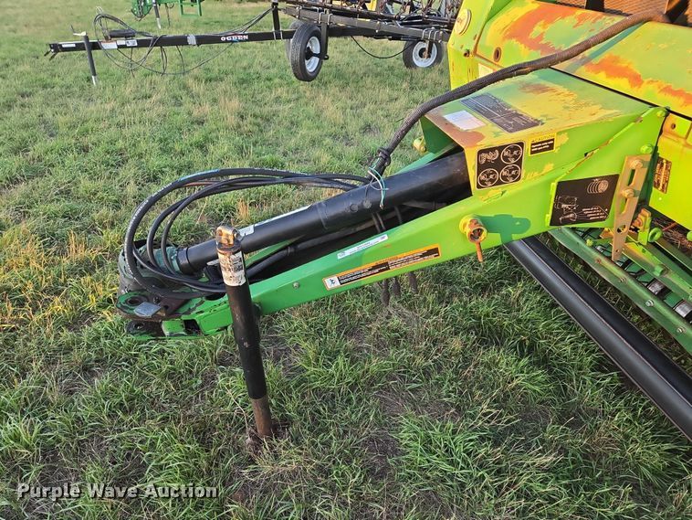 image for item DY1359 John Deere 568 Mega Wide Plus round baler