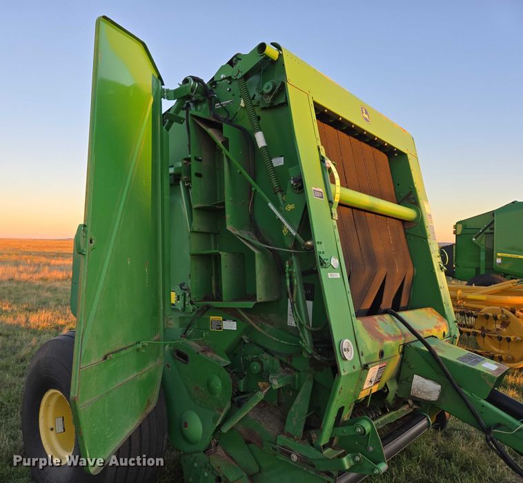 image for item DY1359 John Deere 568 Mega Wide Plus round baler