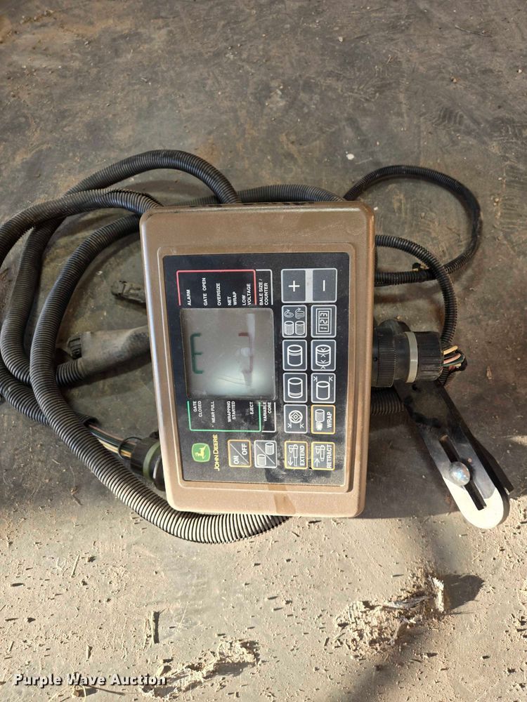 image for item DY1359 John Deere 568 Mega Wide Plus round baler