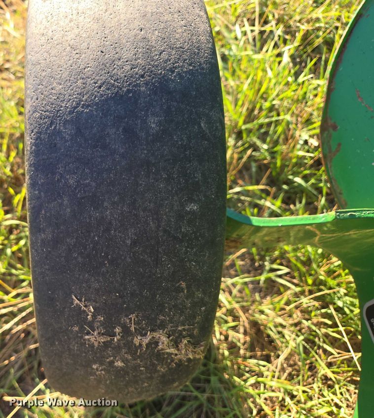 image for item DY1361 2021 John Deere 560M round baler