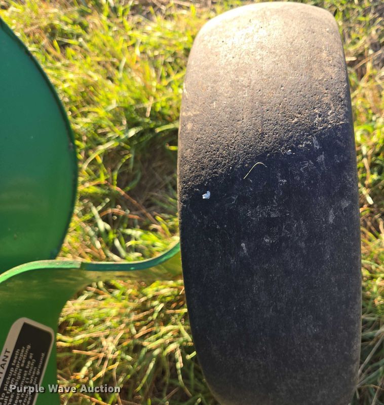 image for item DY1361 2021 John Deere 560M round baler