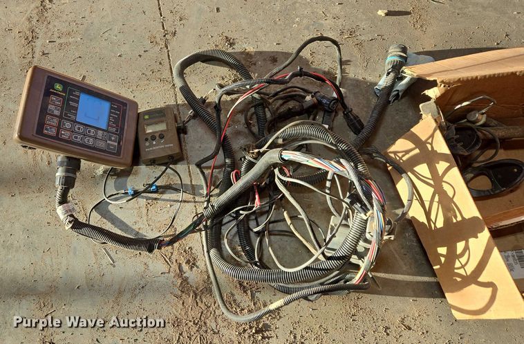 image for item DY1361 2021 John Deere 560M round baler