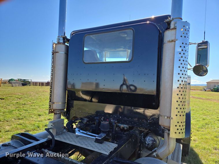 image for item DY1367 1996 Peterbilt 379 semi truck