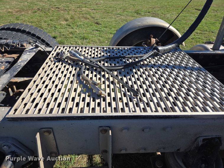 image for item DY1367 1996 Peterbilt 379 semi truck