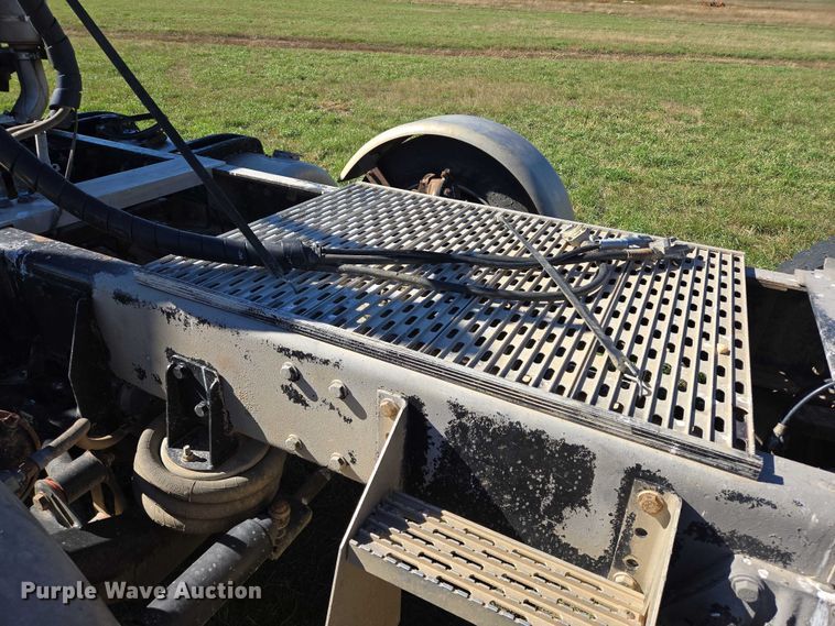 image for item DY1367 1996 Peterbilt 379 semi truck