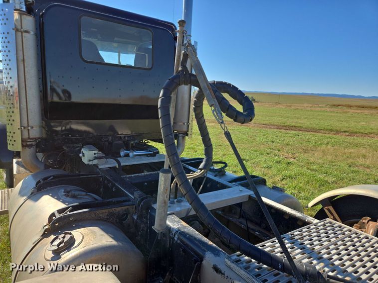 image for item DY1367 1996 Peterbilt 379 semi truck