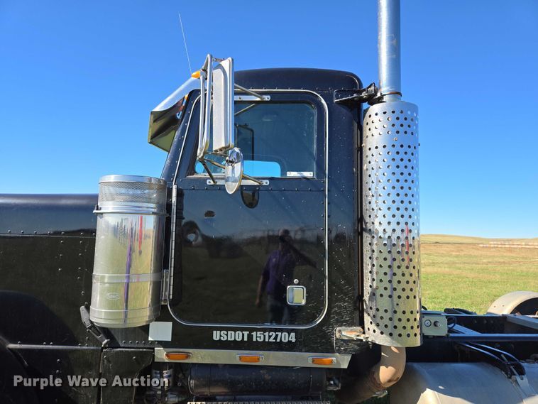 image for item DY1367 1996 Peterbilt 379 semi truck