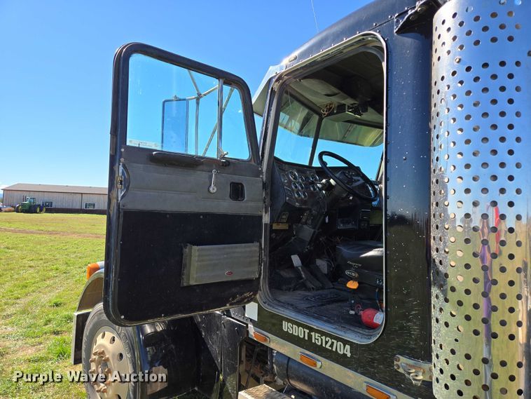 image for item DY1367 1996 Peterbilt 379 semi truck