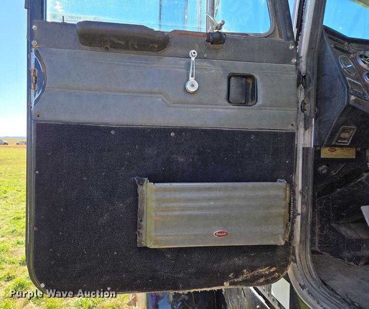 image for item DY1367 1996 Peterbilt 379 semi truck