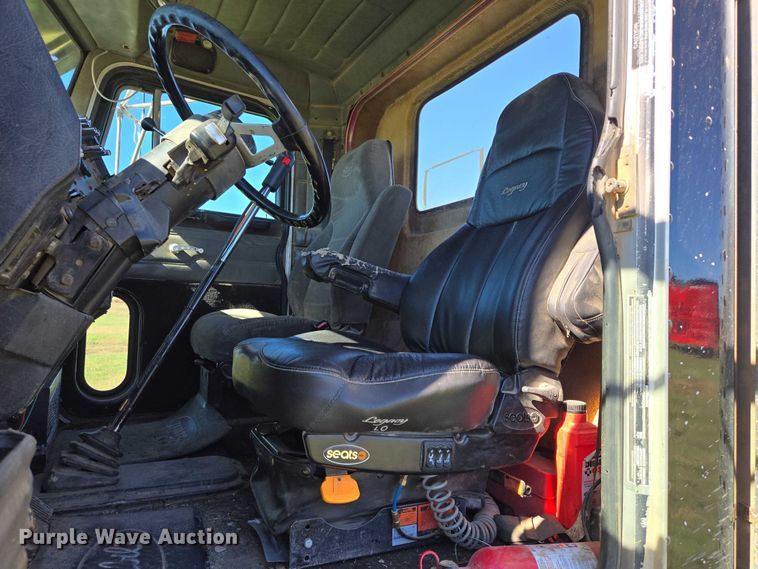 image for item DY1367 1996 Peterbilt 379 semi truck