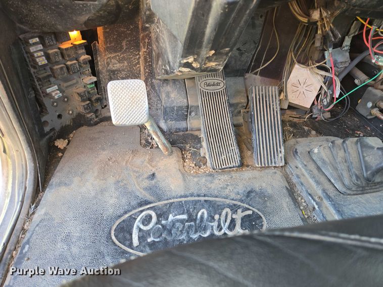 image for item DY1367 1996 Peterbilt 379 semi truck