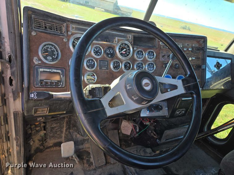 image for item DY1367 1996 Peterbilt 379 semi truck